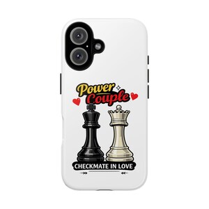 Peut inclure: Coque de téléphone blanche avec un roi et une reine des échecs noirs et blancs. Le texte "Power Couple" est en jaune et rouge, avec des coeurs rouges. Le texte "Checkmate in Love" est affiché en dessous.