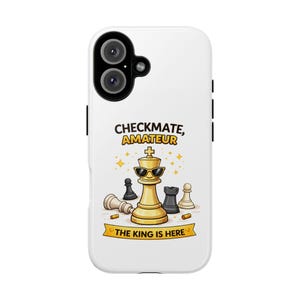 Peut inclure: Coque de téléphone blanche avec un motif sur le thème des échecs. Le motif présente un roi doré portant des lunettes de soleil, entouré d'autres pièces d'échecs. Le texte indique "CHECKMATE, AMATEUR" et "THE KING IS HERE".