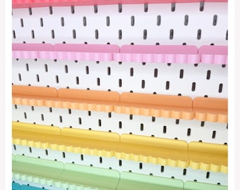 Repisa de exhibición con borde festoneado profundo para tablero perforado IKEA Skadis – Estante de exhibición impreso en 3D