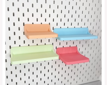 Estantería perforada Ikea Skadis: organizador inclinado impreso en 3D con soportes deslizantes.