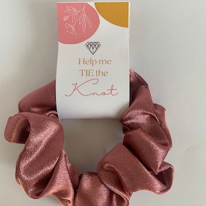 Demoiselle d’honneur Scrunchie, demoiselle d’honneur scrunchie, cadeau de fête nuptiale, proposition de fête nuptiale, carte scrunchie, cadeau de fête de mariage, scrunchie en satin