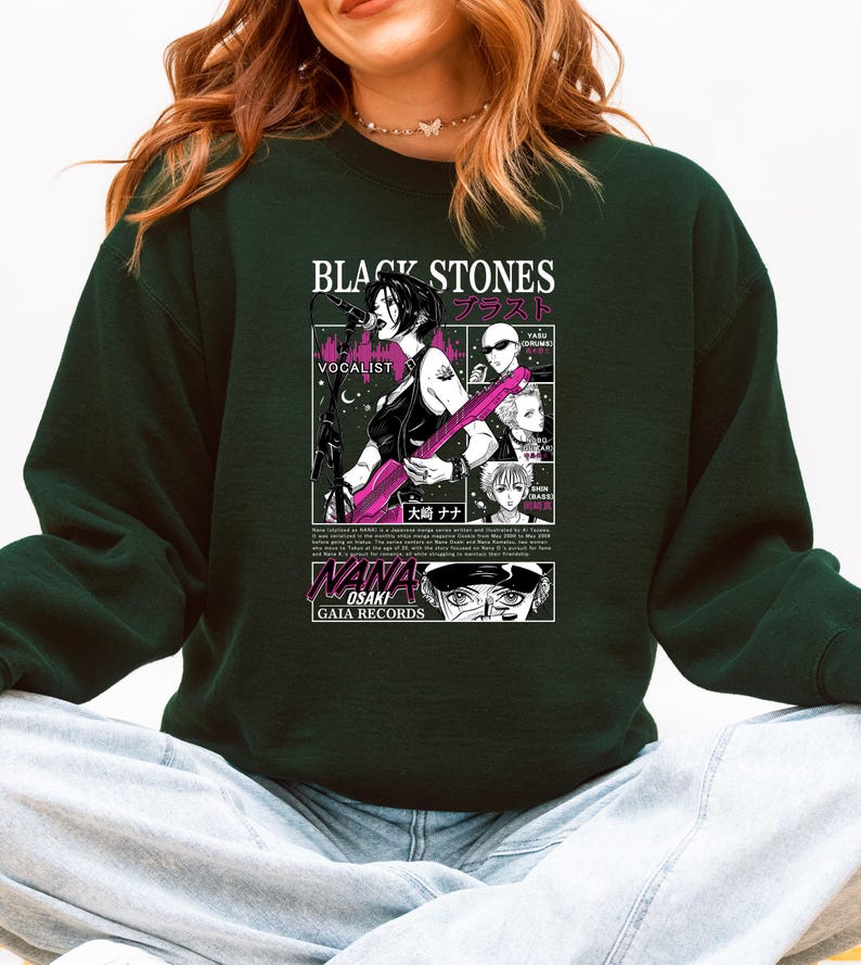 K&ouml;nnte beinhalten: Dunkelgr&uuml;nes Sweatshirt mit einer Manga-Grafik. Die Grafik enth&auml;lt den Text "BLACK STONES" und japanische Schriftzeichen sowie eine Illustration einer Frau, die Gitarre spielt. Das Sweatshirt tr&auml;gt auch den Text "NANA OSAKI GAIA RECORDS".