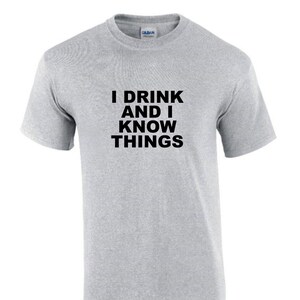 Camiseta divertida y grosera para hombre y mujer T0249 &quot;Bebo y sé cosas&quot;. Idea de regalo.