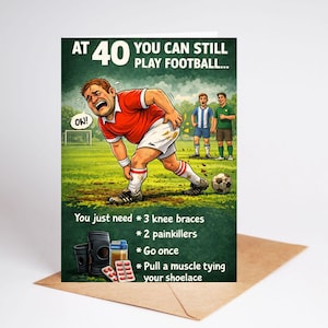 Può includere: Biglietto di compleanno umoristico a tema calcio. La carta presenta un'illustrazione di un uomo con una maglia rossa che si tiene la gamba. Il testo recita: "A 40 anni puoi ancora giocare a calcio..." ed elenca requisiti umoristici.