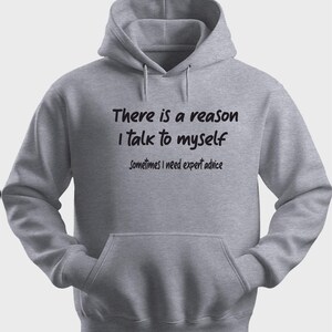 Op de afbeelding: Een grijze hoodie met een voorzak en een trekkoord. De tekst "There is a reason I talk to myself. Sometimes I need expert advice" is in het zwart op de voorkant gedrukt.