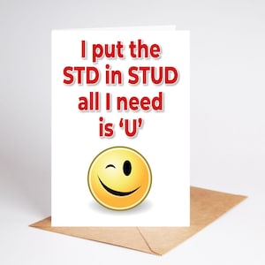 Può includere: Un biglietto bianco con testo rosso che dice "I put the STD in STUD all I need is 'U'". Un'emoticon gialla con un occhiolino è sotto il testo.