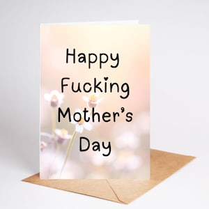 Puede incluir: Un juego de tres tazas de cerámica con un acabado mate moteado. Las tazas son en tonos crema, gris claro y gris oscuro. Cada taza tiene un diseño simple y minimalista y un asa redondeada.