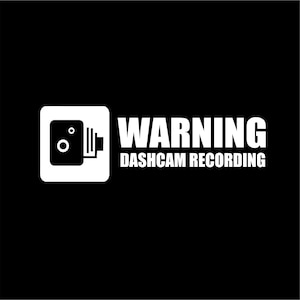 Puede incluir: Un gráfico cuadrado blanco con un icono de cámara negro y las palabras "WARNING DASHCAM RECORDING" en texto blanco sobre un fondo negro. El icono de la cámara es una representación estilizada de una cámara de salpicadero.