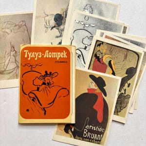 Może przedstawiać: Kolekcja zabytkowych grafik i mała książka z ilustracjami Toulouse-Lautreca. Książka ma pomarańczową okładkę z tekstem cyrylicą i stylizowanym wizerunkiem kobiety w sukni. Grafiki przedstawiają różne postacie i sceny.