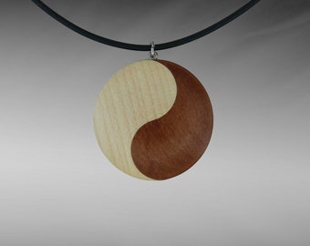 Ciondolo Yin e Yang in legno di acero e pero, cinturino in caucciù con chiusura in argento. Ciondolo, ciondolo gioiello