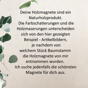 May include: Text on a white background with green foliage on the sides. The text reads: "Deine Holzmagnete sind ein Naturholzprodukt. Die Farbschatierungen und die Holzmaserungen unterscheiden sich von den hier gezeigten Beispiel - Artikelbildern, je nachdem von welchem St&uuml;ck Baumstamm die Holzmagnete von mir entnommen wurden. Ich suche jedenfalls die sch&ouml;nsten Magnete f&uuml;r dich aus."