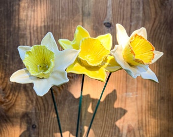 Narciso de cerâmica (1 unidade) - Flor de cerâmica para a primavera e a Páscoa, ornamento premium feito à mão em bege e amarelo, presente perfeito para aniversários de cerâmica.