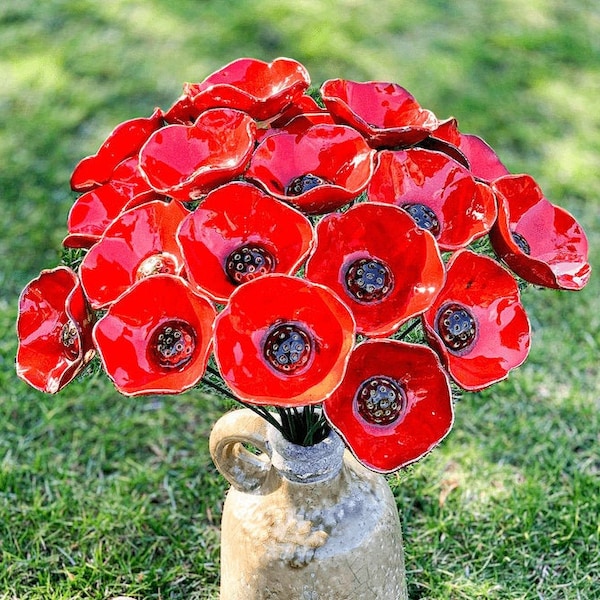 Coquelicot en céramique - fleur au toucher réel pour alternative au bouquet de fleurs fausses et couronne, pièce maîtresse florale rouge, coquelicot du souvenir, décoration de tombe