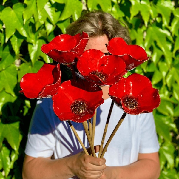 Große Keramik Mohnblume - Handgemachte Gartendekoration, einzigartiges Vogelhäuschen, außergewöhnliche Premium Blume für Gartenpfahl