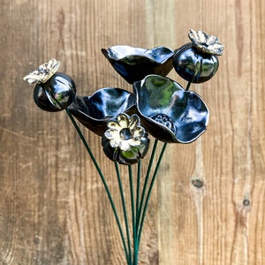 Keramisk månvallmohuvud - Handgjord keramisk blomma för mörkt och minimalistiskt blomsterarrangemang, boho gotisk temainredning, polsk folkkonst