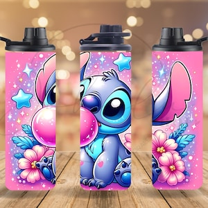 Puede incluir: Botella de agua rosa con un personaje de dibujos animados con grandes ojos azules, soplando una burbuja de chicle. El dise&ntilde;o incluye flores rosas, estrellas azules y una tapa negra. La botella mide unos 25 cm de alto.