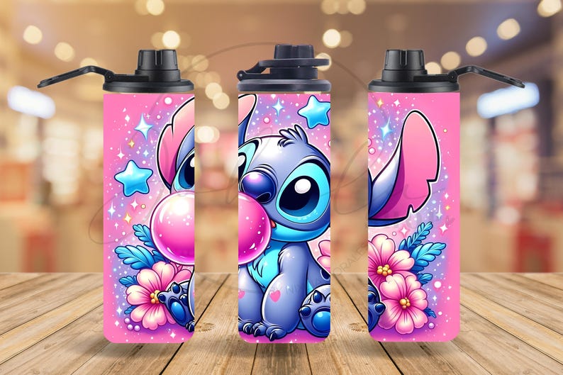 Puede incluir: Botella de agua rosa con un personaje de dibujos animados con grandes ojos azules, soplando una burbuja de chicle. El dise&ntilde;o incluye flores rosas, estrellas azules y una tapa negra. La botella mide unos 25 cm de alto.