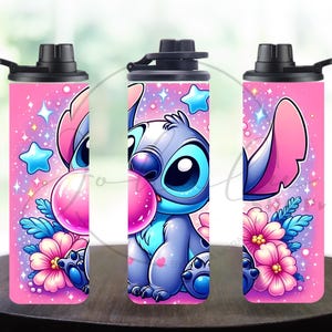 Op de afbeelding: Roze waterfles met een stripfiguur die een kauwgomblaas blaast. Het ontwerp bevat roze bloemen, blauwe sterren en een sprankelende achtergrond. De fles heeft een zwarte deksel en een handvat.