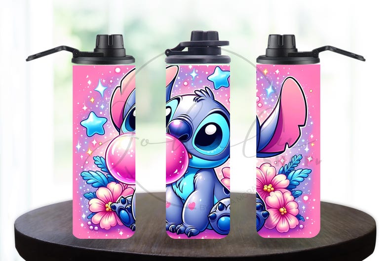 Op de afbeelding: Roze waterfles met een stripfiguur die een kauwgomblaas blaast. Het ontwerp bevat roze bloemen, blauwe sterren en een sprankelende achtergrond. De fles heeft een zwarte deksel en een handvat.