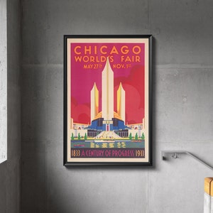 以下が含まれることがあります： 1933 年のシカゴ万国博覧会を宣伝するヴィンテージポスター。ポスターには、象徴的な「進歩の世紀」タワーを含む、博覧会の建物のスタイリッシュなイラストが描かれています。ポスターは黒で額装されており、赤、白、青の色合いです。