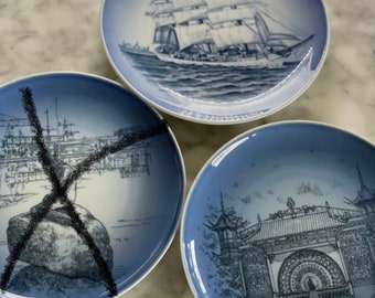 SET 2 Vintage Danish Landmark Plates, Bing Grondahl, Skoleskibet, Pantomime Theater Plate Set, Blue White China #340