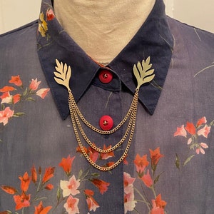 Collier de fougère dorée et épinglette à revers