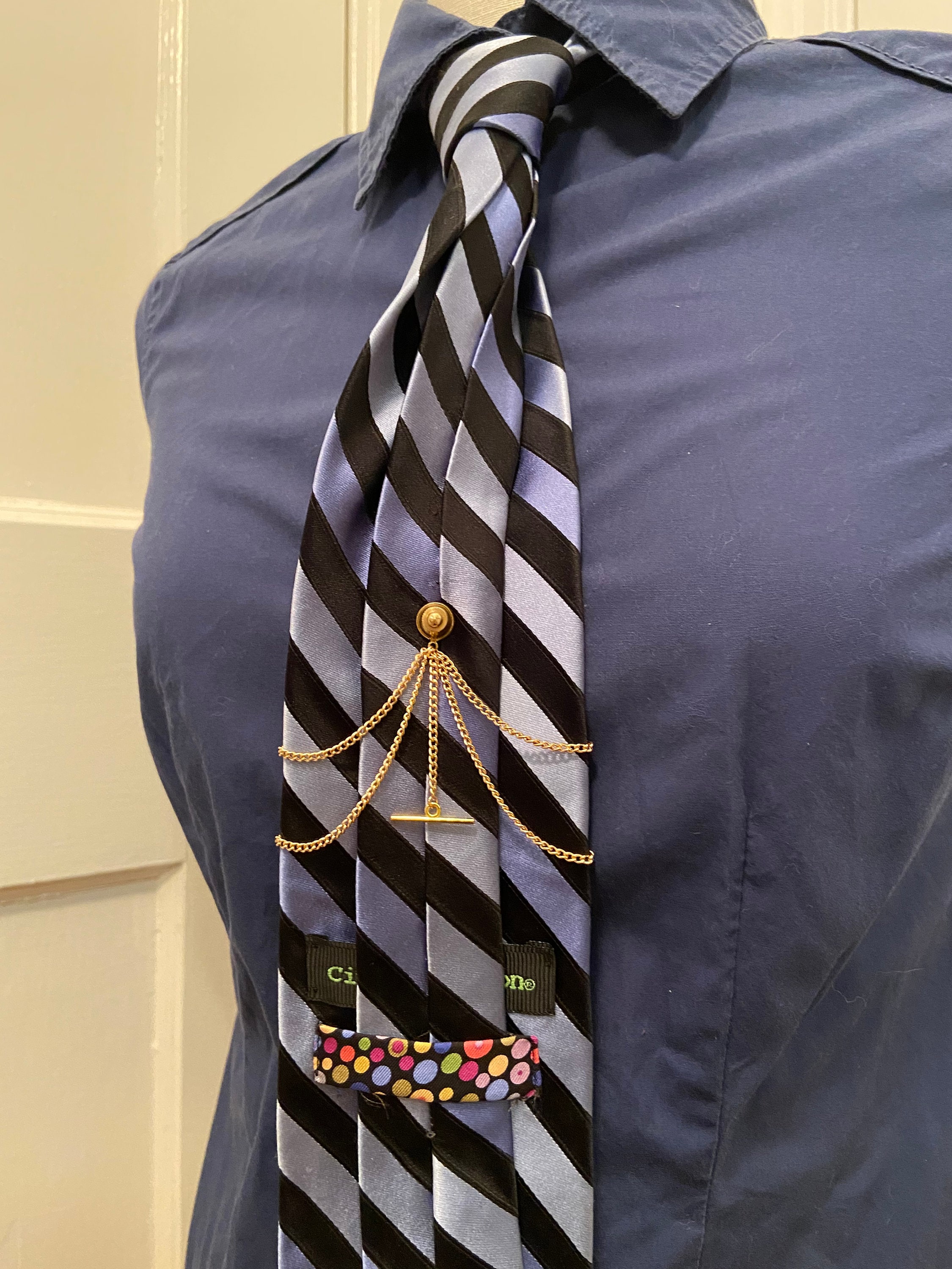 how to wear a tie tack with chain