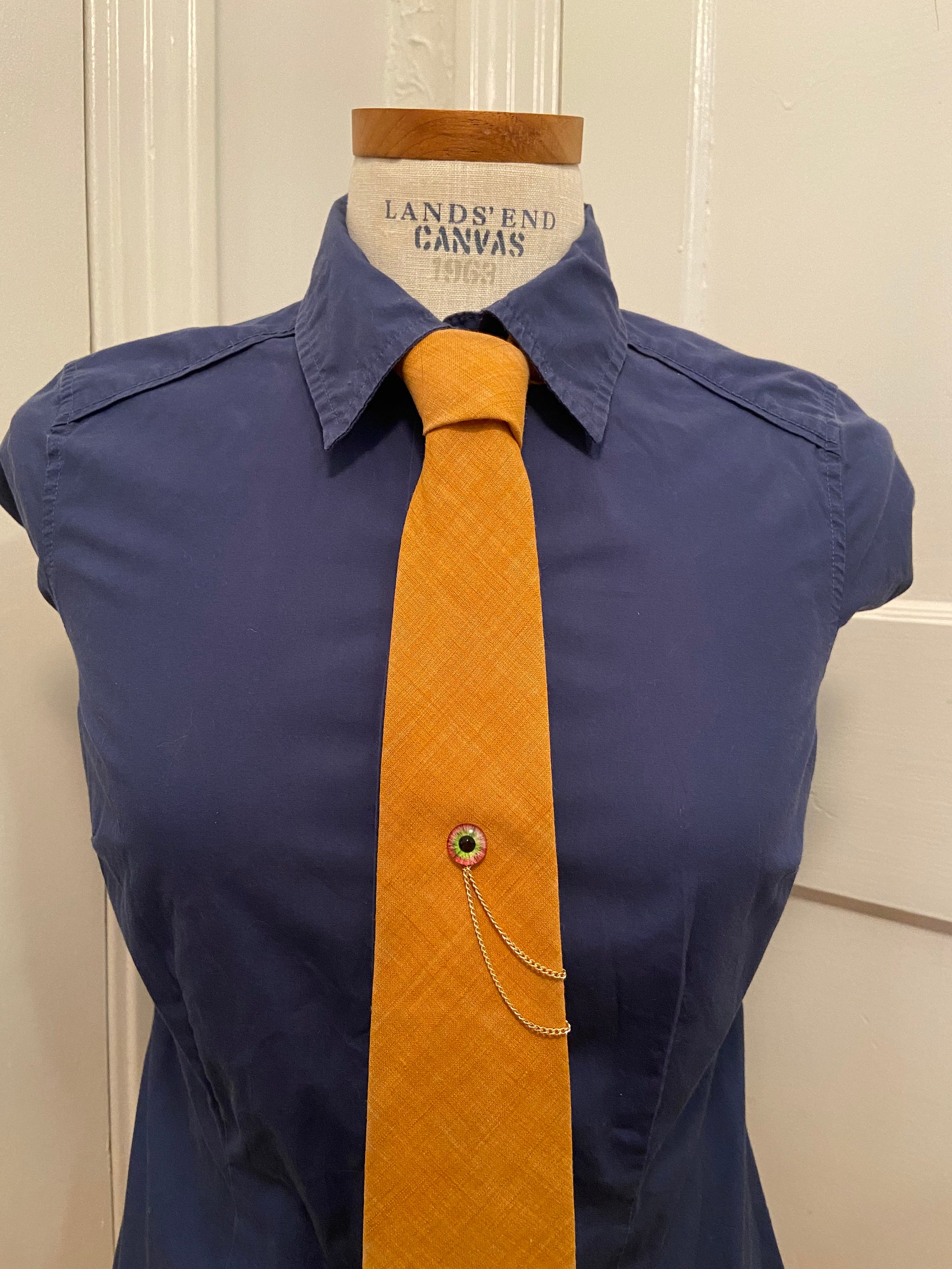 how to wear a tie tack with chain