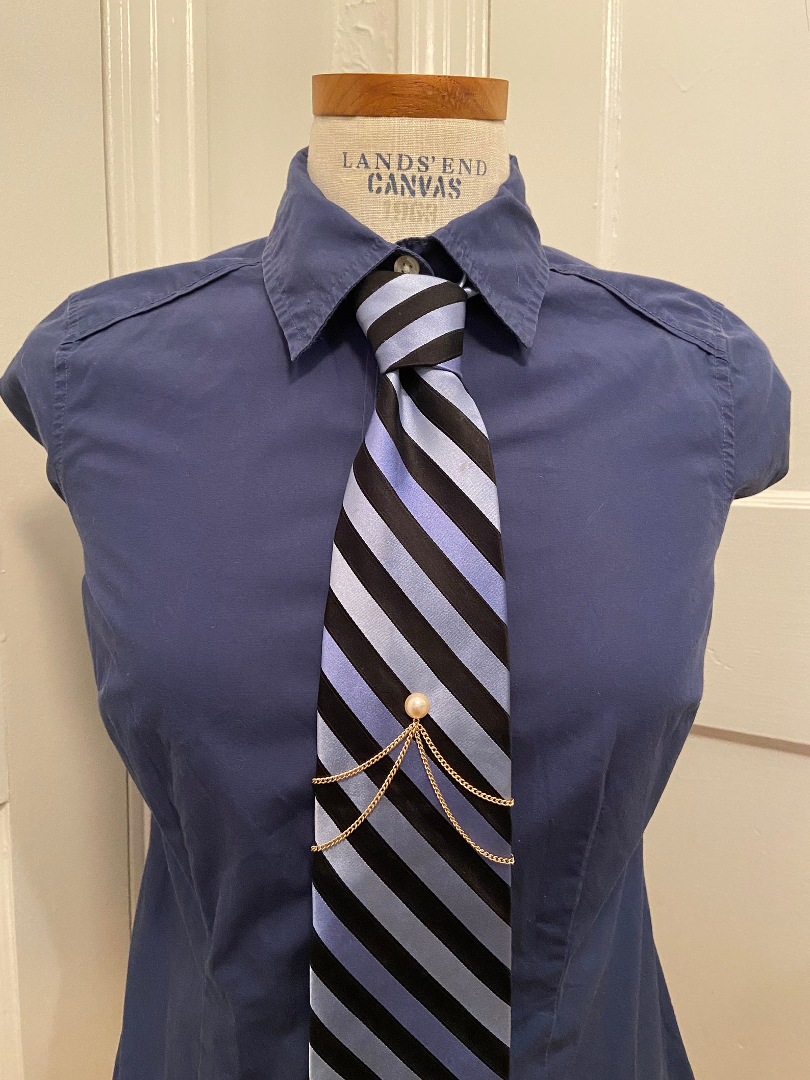 how to wear a tie tack with chain