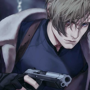Pode incluir: Um homem com cabelo loiro e olhos azuis está segurando uma pistola prateada. Ele está vestindo uma camisa azul e uma jaqueta de couro marrom com gola de pele.