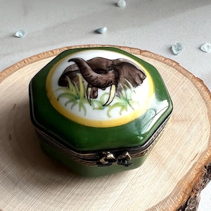 Caja de baratijas con elefante de Limoges: porcelana francesa verde, pintada a mano