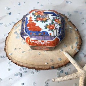 Vintage Takahashi Floral Trinket Box: Japanese Porcelain Collectible