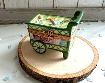 Garden Cart Limoges Box. Vintage Garden Limoges trinket box. Green Limoges box. Flower trinket box. Made in Limoges France. Peint Main.
