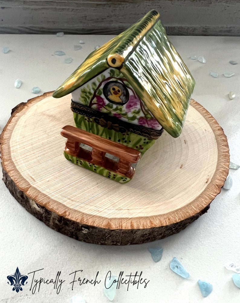 Bird House Limoges Box. Vintage bird Limoges trinket box. Green Limoges box. Animal trinket box. Made in Limoges France. Print Main. - .br Bird House Limoges Box. Vintage bird Limoges trinket box. Green Limoges box. Animal trinket box. Made in Limoges France. Print Main. - .br