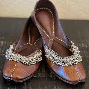 Leather Jutti/ Mojari/ Khussa/ traditional jutti/ flat sandals/ Women handmade Jutti