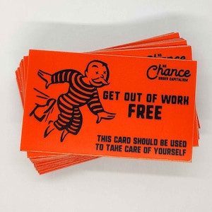 Kom gratis uit de gevangenis (werk) - 3 inch monopolyspelsticker - antikapitalistische sticker - gevangeniskaart monopoliestickers – progressief links