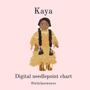 Pode incluir: Um gr&aacute;fico digital de ponto de cruz com uma ilustra&ccedil;&atilde;o pixelizada de uma menina chamada Kaya. Ela est&aacute; vestindo um vestido bege com franjas e tem longas tran&ccedil;as escuras com flores brancas. O texto "Kaya" est&aacute; acima da ilustra&ccedil;&atilde;o. O texto "Digital needlepoint chart" est&aacute; abaixo.
