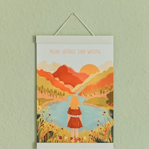 Może przedstawiać: Oprawiony wydruk artystyczny przedstawiający krajobraz z postacią w czerwonej sukience przed jeziorem. Grafika zawiera góry, drzewa i zachód słońca. U góry wydrukowano tekst "MEINE GEFÜHLE SIND WICHTIG".