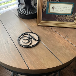 Montaña rusa de metal personalizada con letra familiar / respaldo de corcho / apellido, montaña rusa personalizada