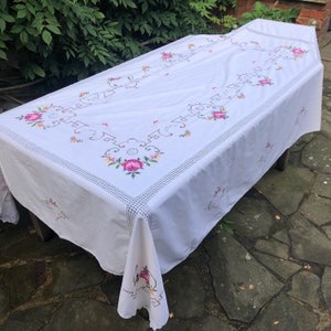 Toalha de mesa bordada artesanal, vintage, ponto cruz, crochê, flor, oblonga, 256cm de comprimento, bege, cs53