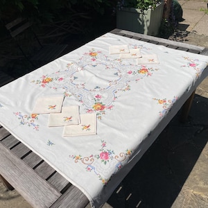 Stunning Vintage Handmade Embroidered Cross Stitch Tablecloth Flower Crochet Details Beige With Napkins
