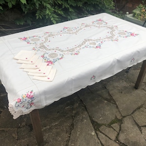 Vintage Stunning Handmade Embroidered Cross Stitch Tablecloth Flower Crochet Details Beige CS29