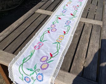 Beautiful Vintage Hand Embroidered Floral Lace Edge Table Runner Dressing Table Linen Mat white