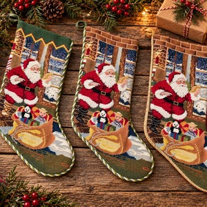 Puede incluir: Tres calcetines navideños idénticos con un diseño de punto de aguja de Santa Claus con traje rojo frente a una ventana con un paisaje nevado. Debajo de Santa, un gran saco marrón rebosa de regalos envueltos de colores y un pequeño juguete panda.
