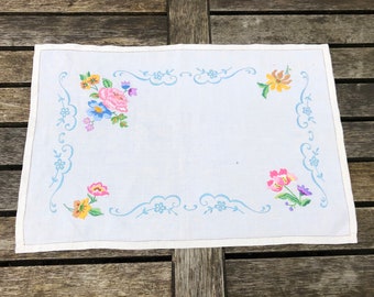 Vintage bestickte Blumen-Tischdecke aus Leinen, handgefertigt, für Teepartys