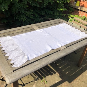 Vintage handgemaakt linnen gehaakt tafelkleed met kantrand bankhoes tafel Runner Leaf
