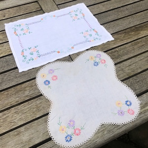 Set of 2 Vintage floral tablecloth hand embroidered placemats table mats tray mats