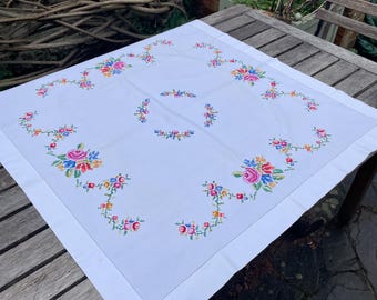 ヴィンテージ✧*。クロスステッチ刺繍✧*。テーブルクロス テーブルクロス - ヴィンテージ刺繍クロスステッチ - Etsy 日本