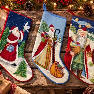 Può includere: Tre calze natalizie ricamate a mezzo punto con figure di Babbo Natale in scene invernali. La calza a sinistra mostra Babbo Natale con una colomba bianca, quella centrale con un bastone e un sacco, e quella a destra con un sacco di regali.