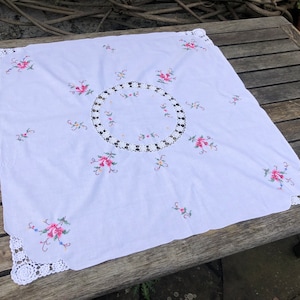 Vintage Embroidered Cross Stitch Hand Made Tablecloth Flower Tablemat Crochet Details